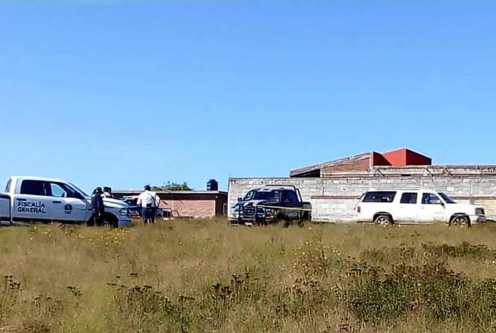 Hallan camioneta baleada en un camino de Santiago Undameo