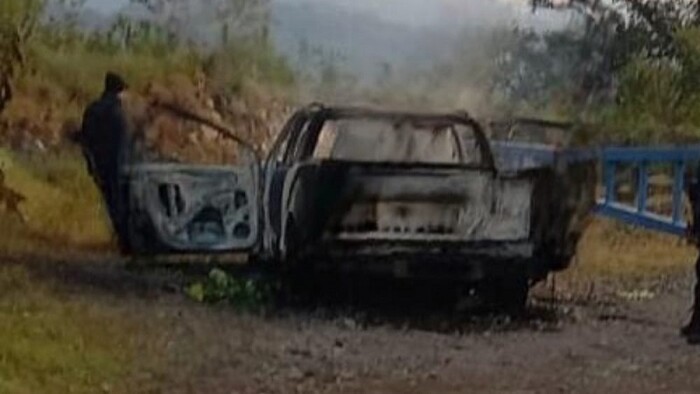 Hallan camioneta calcinada en Ziracuaretiro; podría estar ligada a homicidio de periodista