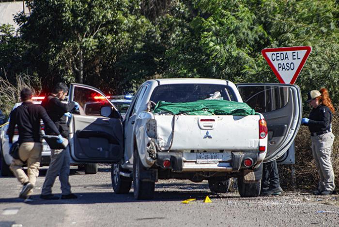 Hallan camioneta con cinco cuerpos en autopista de Navolato, en Sinaloa