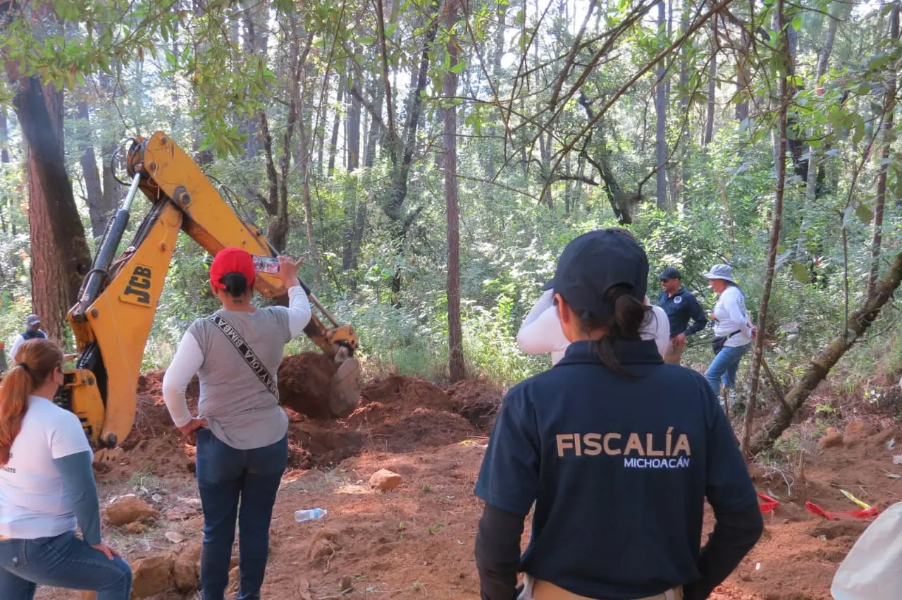 Hallan cinco osamentas en fosas clandestinas del Cerro de la Cruz en Uruapan