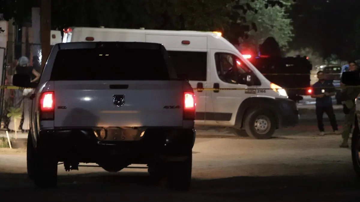 Hallan dos personas sin vida al interior de un automóvil en Hermosillo.