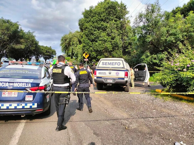 Hallan hombre ahorcado en jardinera del libramiento de Morelia