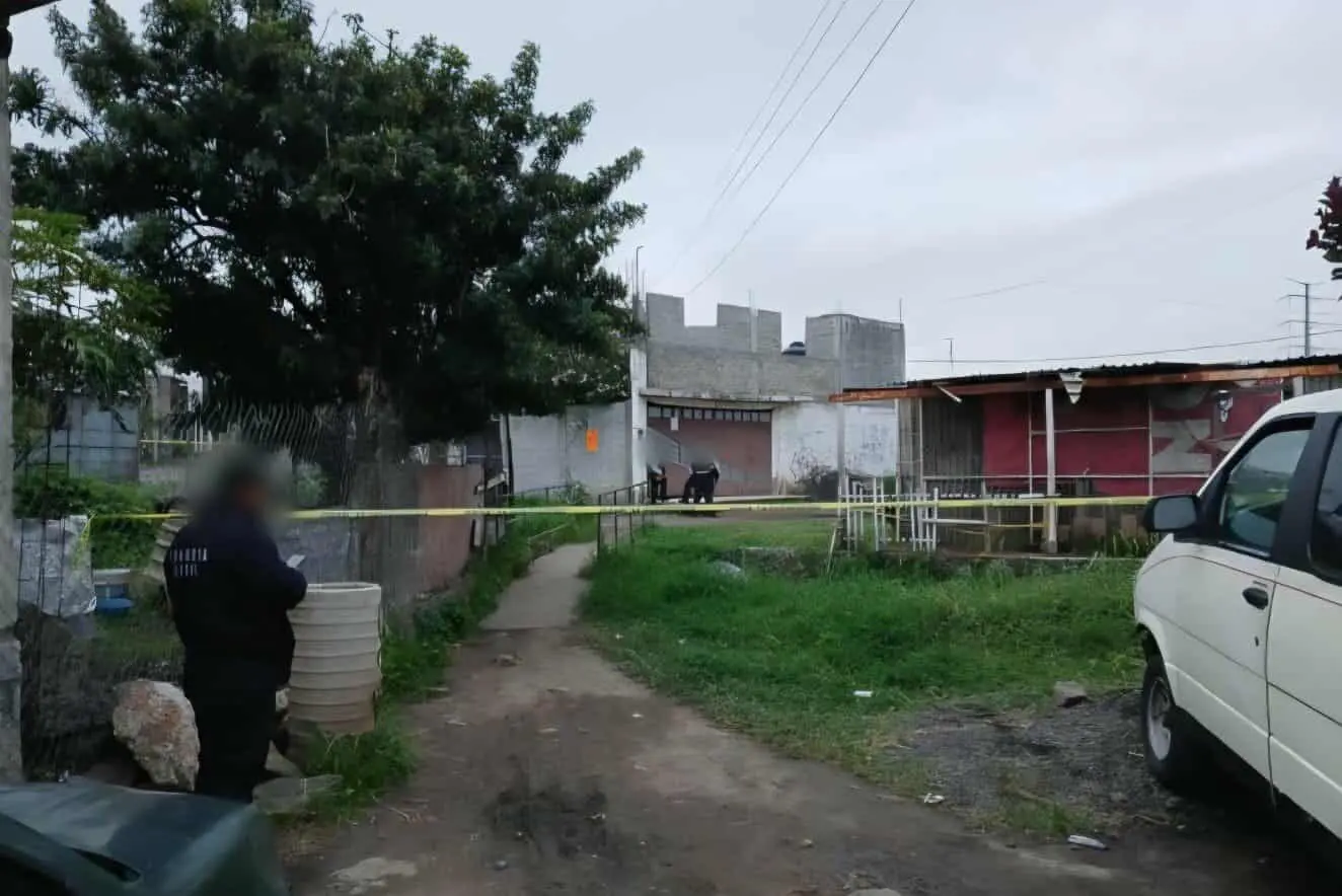 Hallan hombre encobijado al poniente de Morelia