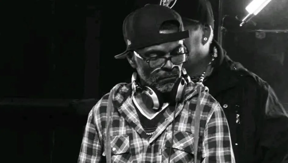 Hallan sin vida a rapero en el pozo de su casa; investigan homicidio