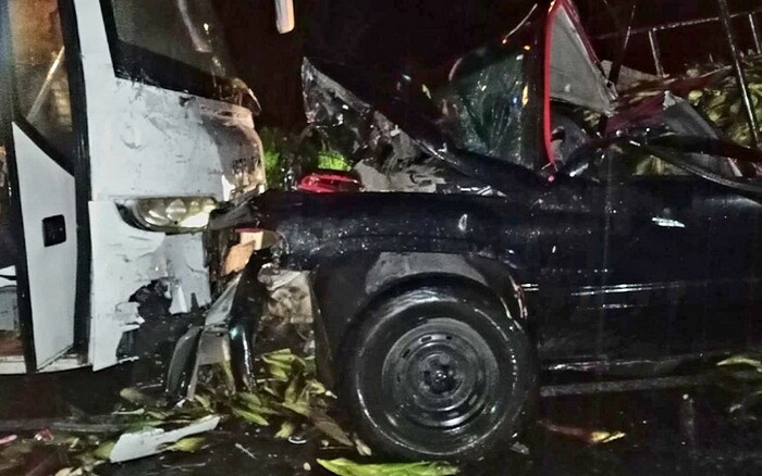 Hay tres heridos graves tras choque entre camioneta y autobús en la carretera Uruapan-Los Reyes