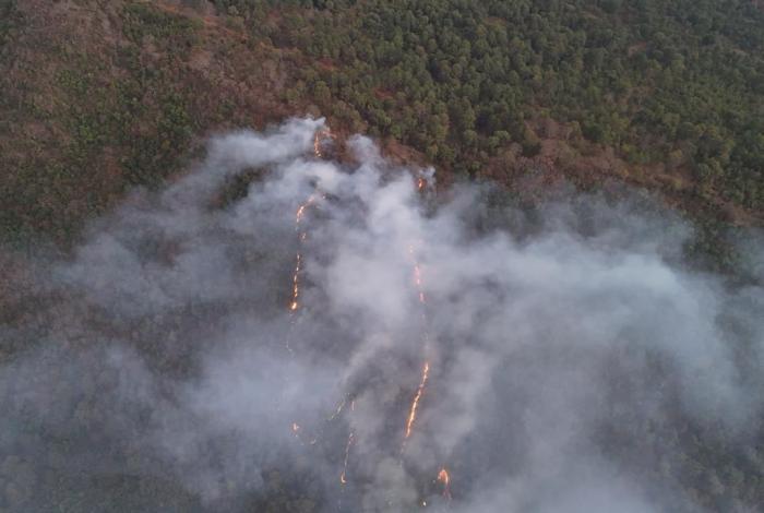 Helibalde suma 14 mil litros de agua para sofocar incendio forestal en Pátzcuaro: Bedolla