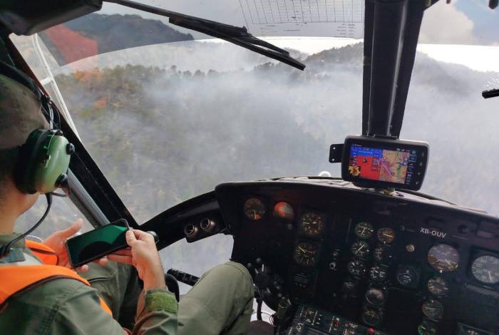 Helicóptero con helibalde se une a combate contra incendio en La Cebadilla