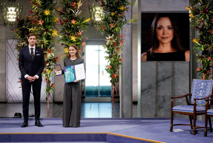 Hija de María Corina Machado recibe el Nobel de la Paz en su nombre
