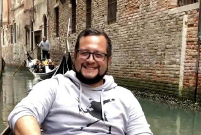Hijo de AMLO se enoja por insultos generados por la IA en redes sociales y exige disculpas