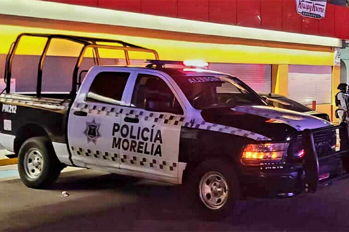 Hombre baleado es auxiliado por policías y paramédicos en un Oxxo de Morelia