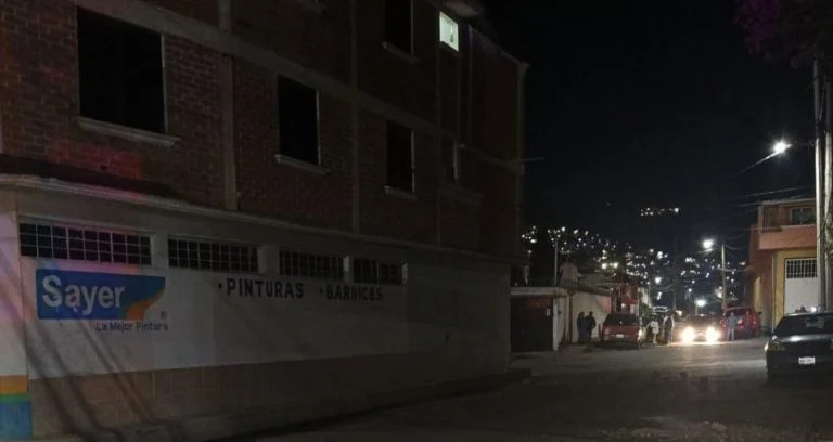 Hombre cae del tercer piso, después de haber cometido un feminicidio