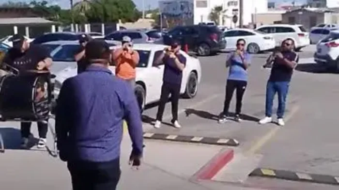 Hombre celebra su divorcio con banda y se hace viral