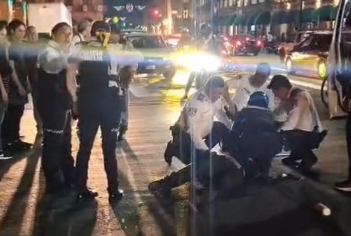 Hombre en situación de calle toma cuchillo de negocio y se lesiona, en el Centro de Morelia