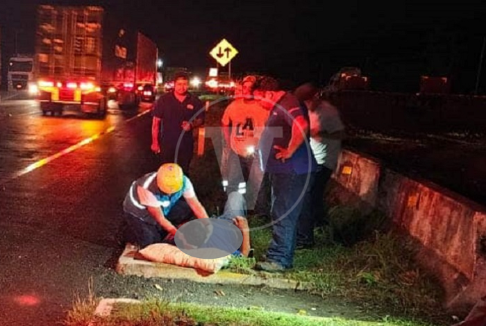 Hombre es atropellado en la Autopista Siglo XXI; conductor huye