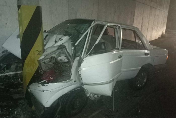 Hombre grave tras chocar su auto contra un poste de concreto, en Uruapan
