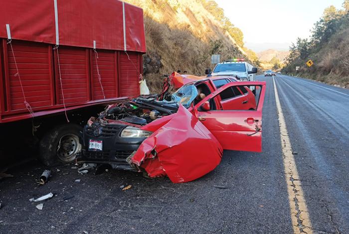 Hombre herido al chocar su auto contra una camioneta en el Ramal Uruapan de la autopista Siglo XXI