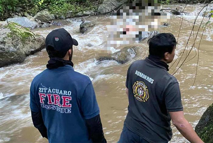 Hombre muere al caer a un barranco desde un puente en Zitácuaro; rescatistas hallan y recuperan el cadáver