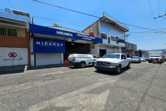 Hombre muere al caer de lo alto de un negocio de chiles y semillas, en la Central de Abastos de Morelia