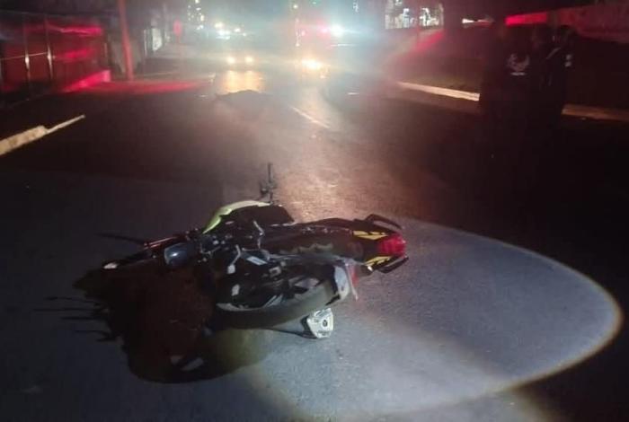 Hombre muere al derrapar en su moto, sobre la Calzada Benito Juárez de Uruapan
