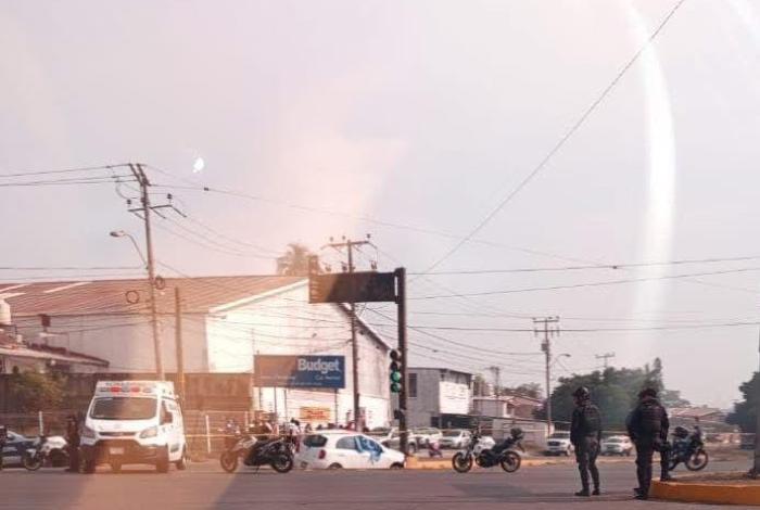 Hombre muere al volante tras posible infarto en pleno crucero de Lázaro Cárdenas