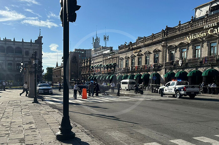 Hombre muere tras despojar a policía de su arma y dispararse en el centro de Morelia