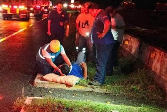 Hombre queda herido al ser atropellado en la Autopista Siglo XXI