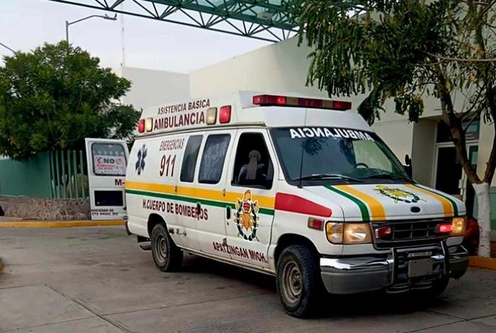 Hombre resulta herido tras choque entre motocicleta y camioneta en Apatzingán