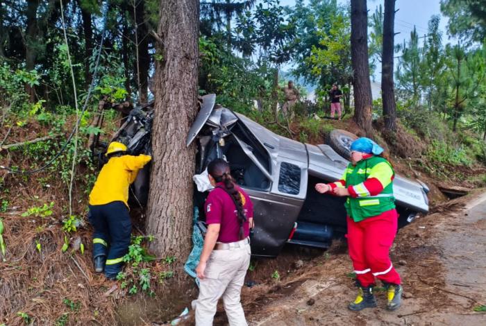 Hombre salva la vida de milagro, tras chocar contra un árbol en Yoricostio