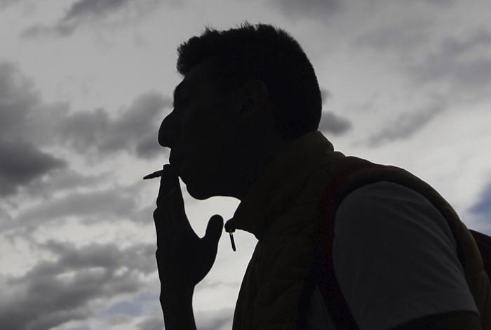 Hombres y fumadores tienen mayor riesgo de cáncer de vejiga; estudio revela causa