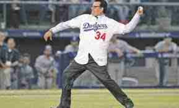 Hospitalizan a Fernando Valenzuela en California