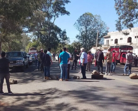 Huáncito exige presupuesto directo; toma carretera Cherán-Zamora