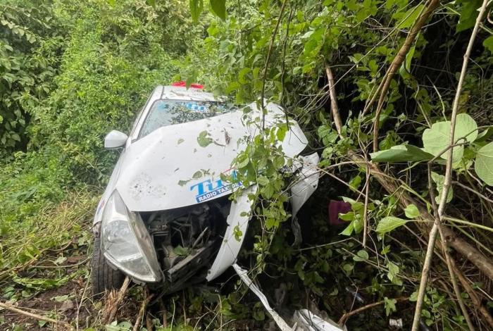 Huetamo: choque frontal entre auto particular y taxi deja un fallecid0 y tres lesionados