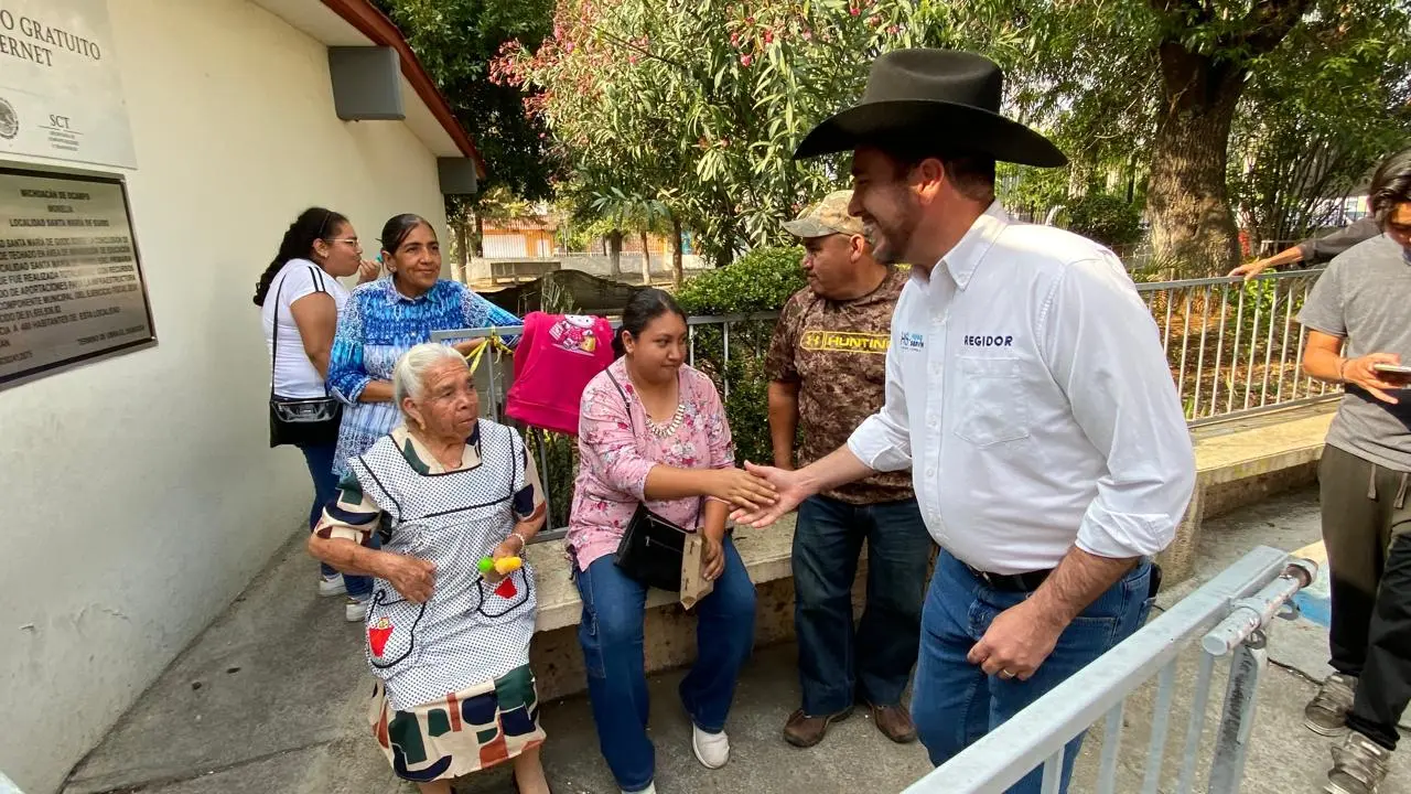 Hugo Servin festeja a la niñez en la tenencia de Santa María