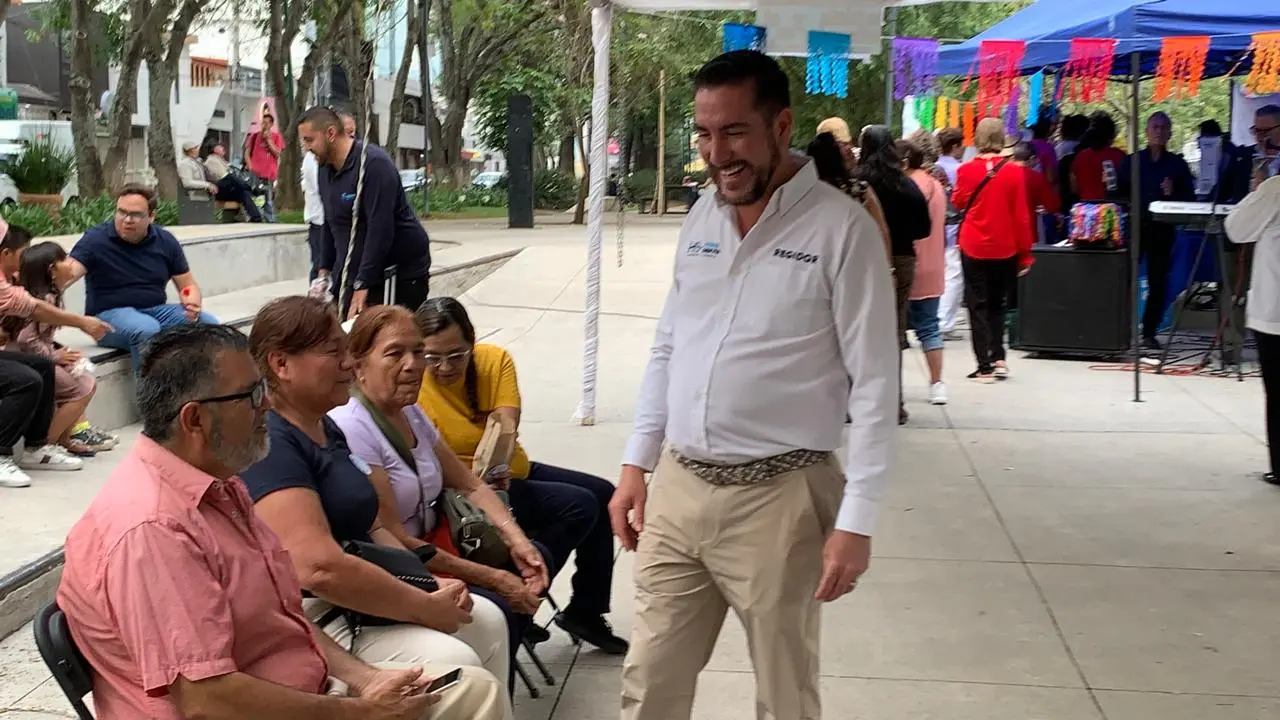 Hugo Servín festeja a ritmo de danzón a mamás morelianas