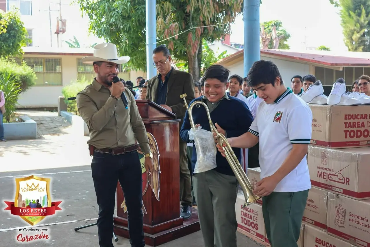 Humberto Jiménez entrega de calzado deportivo y apoyo a banda de guerra en la Secundaria 18 de Marzo