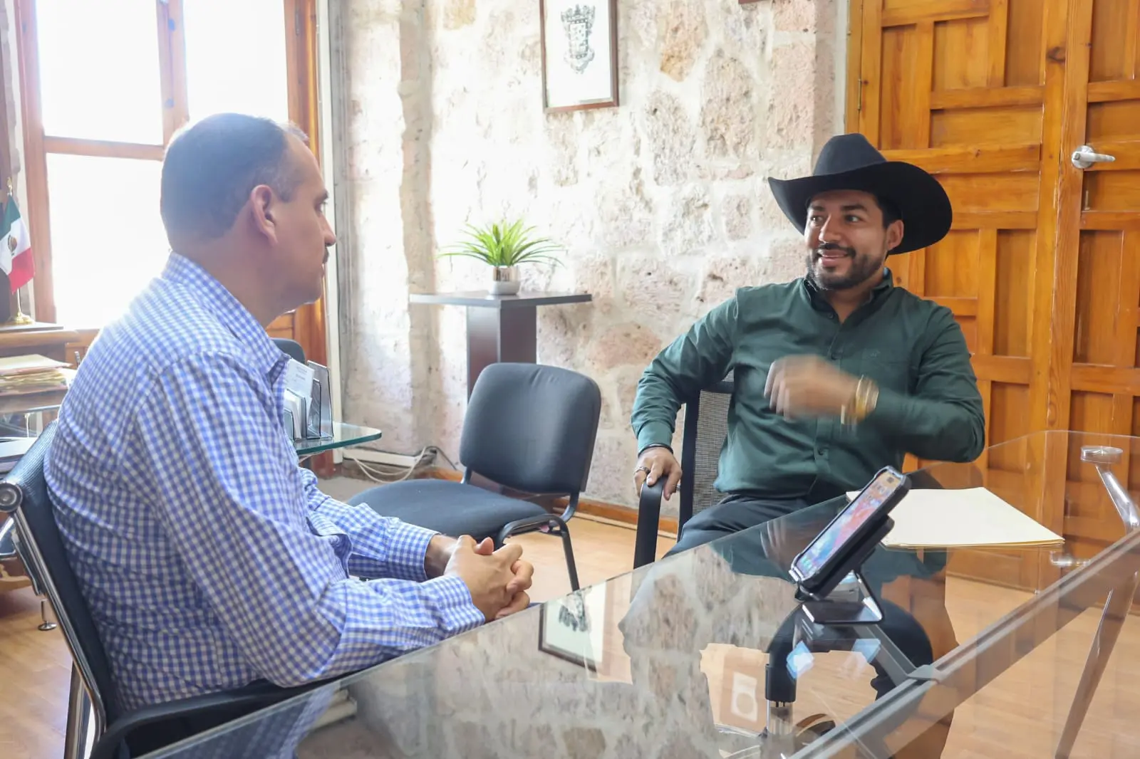 Humberto Jiménez gestiona líquido fumigante para combatir dengue ante el Gobierno del Estado