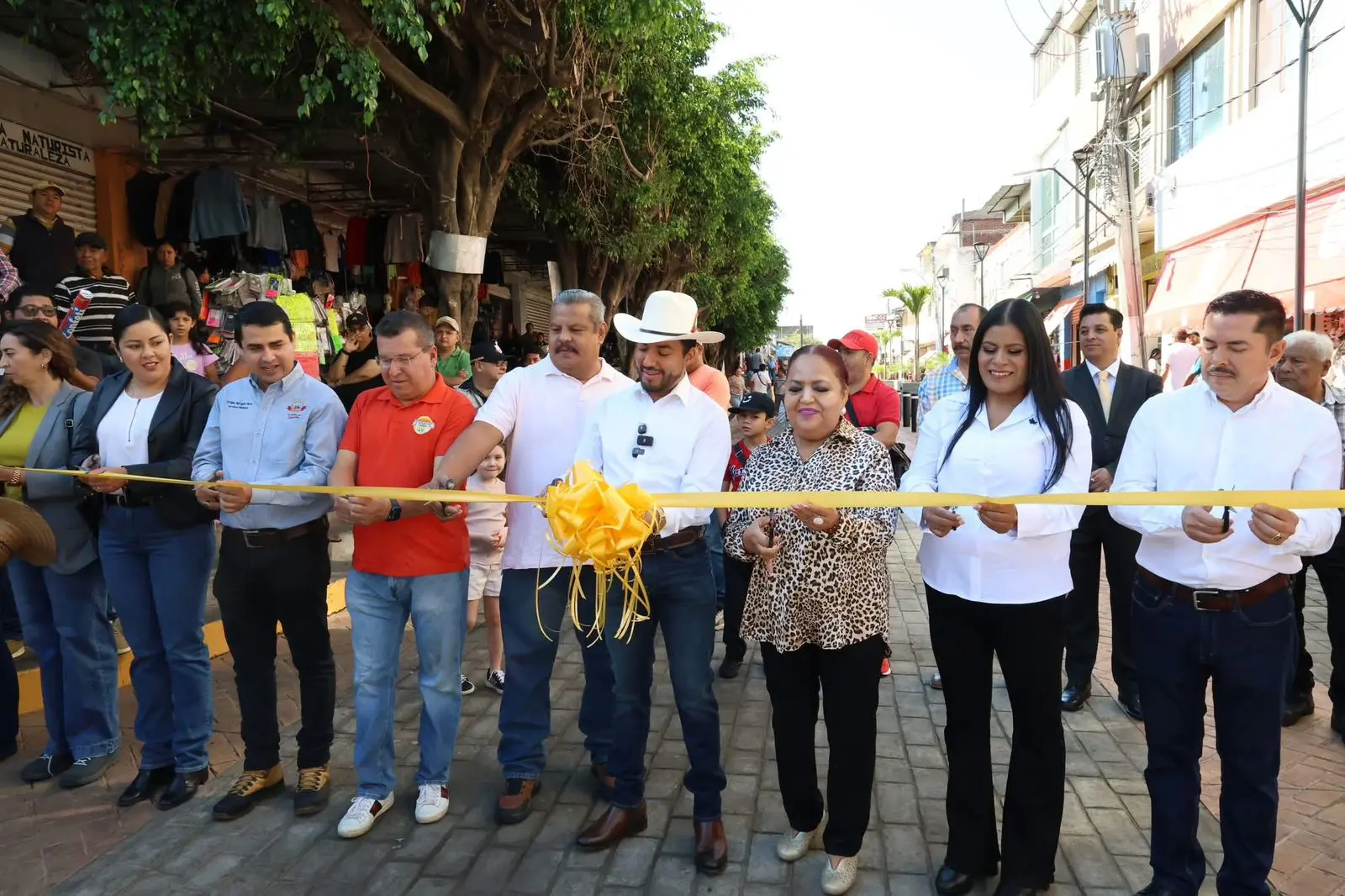 Humberto Jiménez inaugura obras en la calle 5 de Mayo
