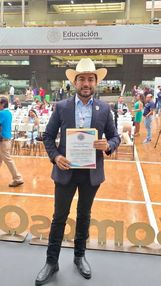 Humberto Jiménez recibe reconocimiento de la Secretaría de Educación Pública en la Ciudad de México por apoyo a la educación