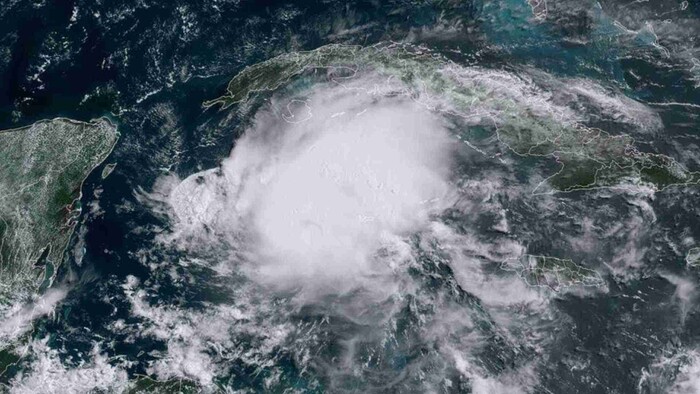 Huracán Beryl pierde fuerza en su camino hacia México