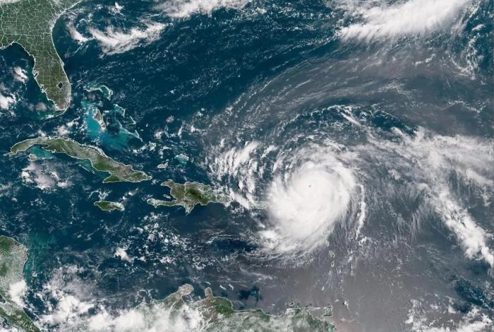 Huracán Erin amenaza con aumentar su tamaño sobre costas de EU