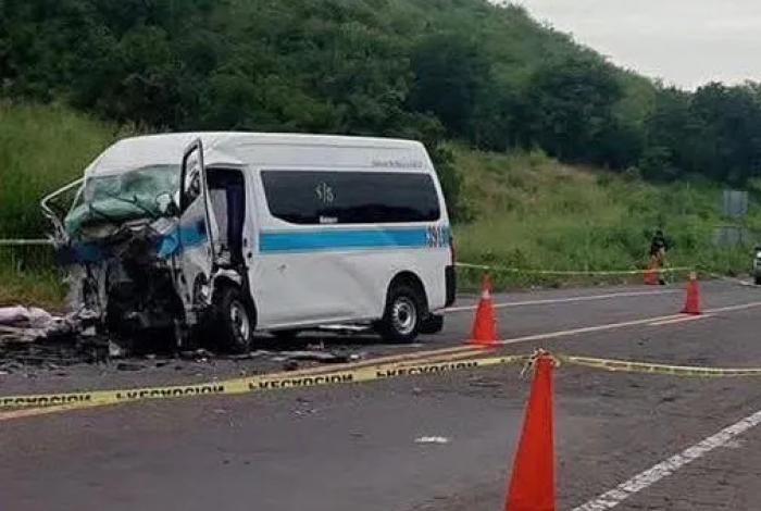 Identifican a víctimas mortales del choque entre camioneta y combi en la Siglo XXI