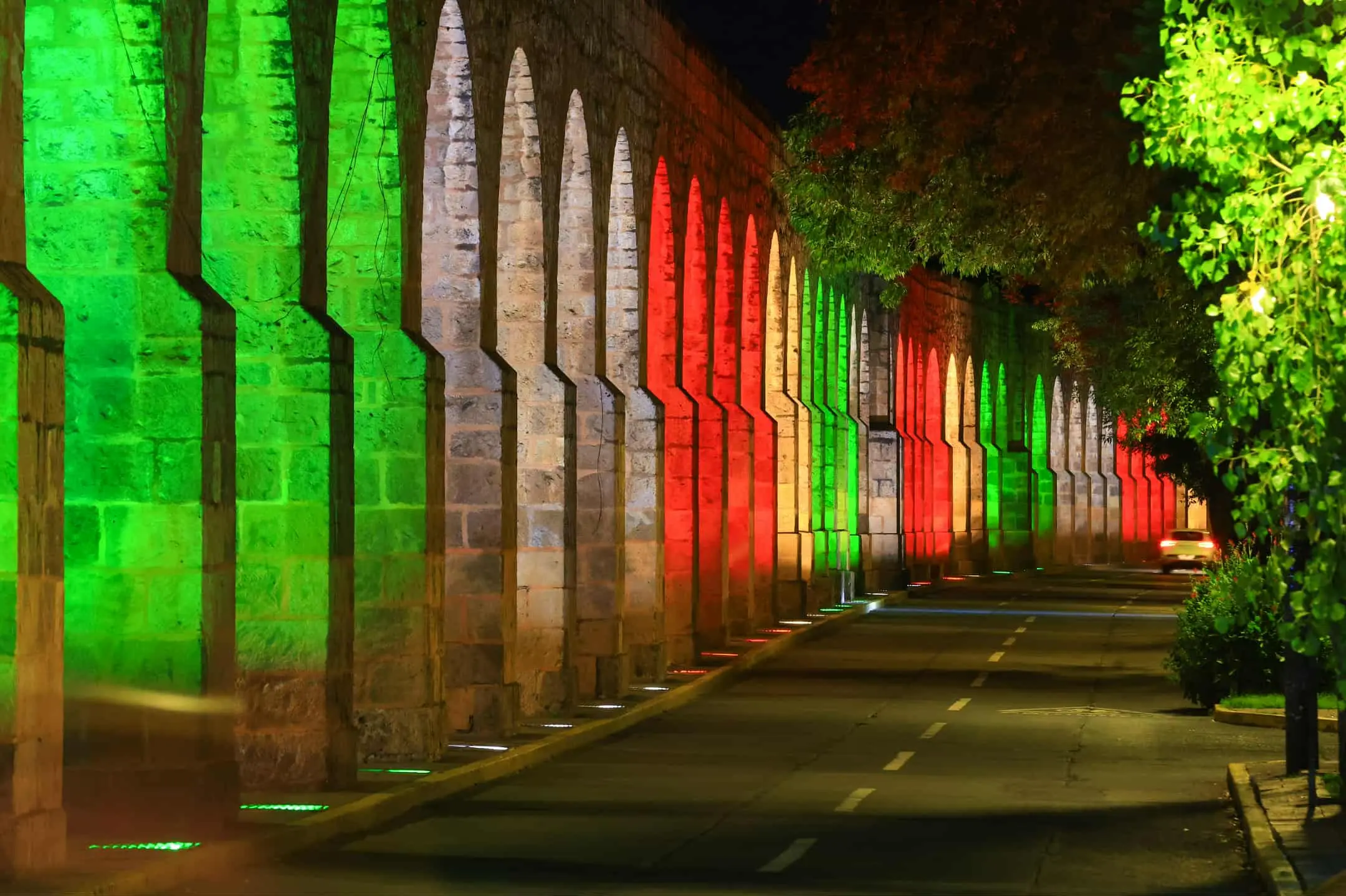 Ilumina Gobierno de Alfonso Martínez a Morelia con colores patrios