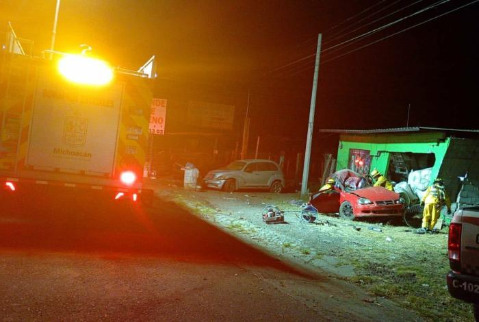 #Imágenes | Auto choca contra domicilio en la Morelia-Pátzcuaro; hay un herido de gravedad