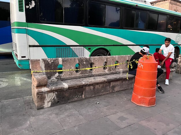 #Imagenes | Camión choca contra banca de cantera en Plaza de Armas en el centro de Morelia