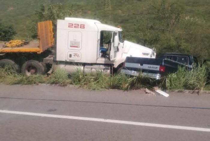 #Imágenes | Camión de carga impacta contra camioneta, en la autopista Siglo XXI