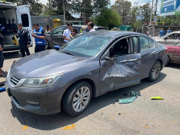 #Imágenes | Choque de moto contra auto deja pareja herida en la Av. Madero Poniente de Morelia