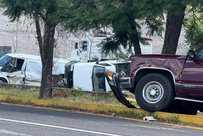 #Imágenes | El “Padre Pistolas” sufre aparatoso accidente en la Morelia-Tarímbaro