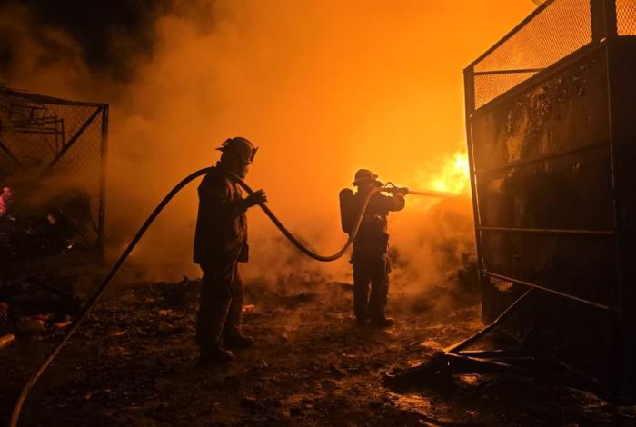 #Imágenes | En plena Navidad se registra incendio en recicladora en la colonia Los Ángeles, Morelia