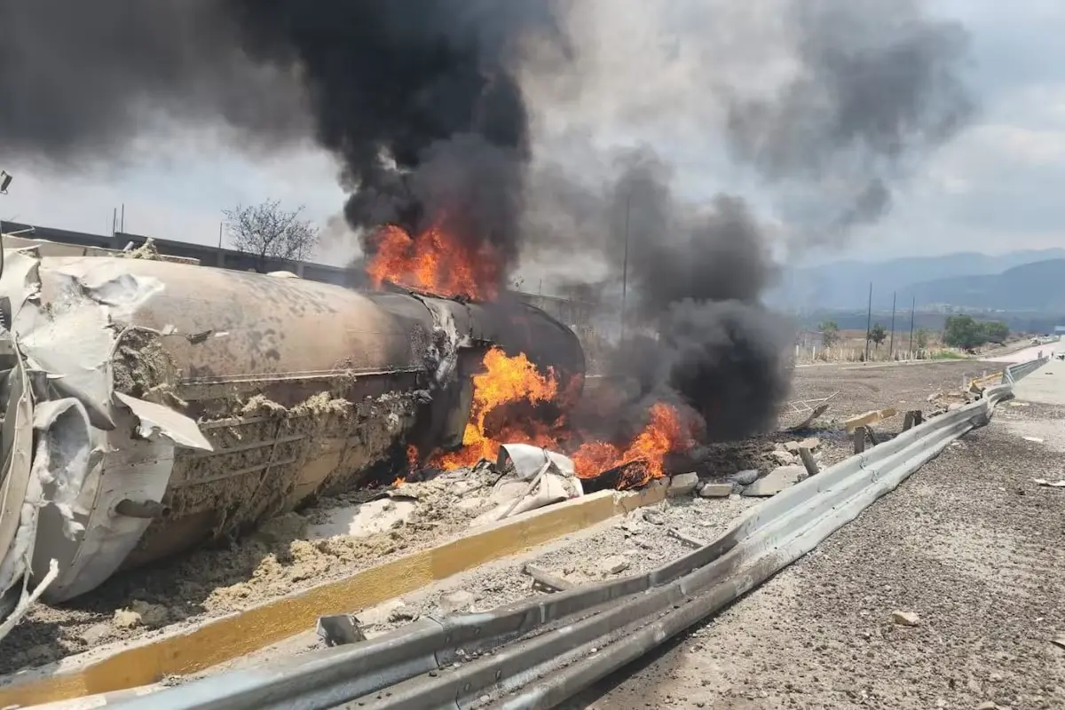 #Imagenes: Se vuelca pipa de diésel en carretera México-Puebla