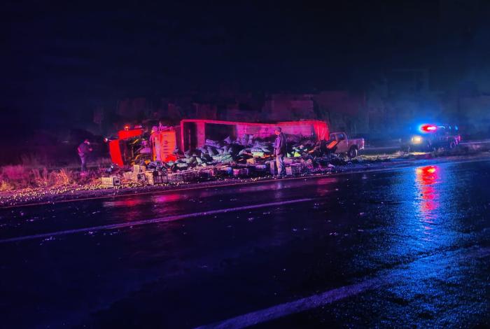 #Imágenes | Vuelca tractocamión limonero en la Morelia-Pátzcuaro y lo choca una camioneta